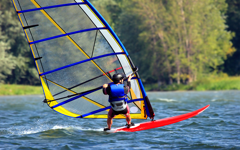 5 activites nautiques a faire lacs eau d heure planche a voile