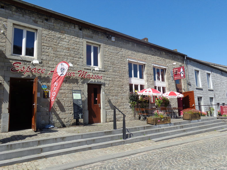 accueil et terrasse avant de la cafétéria chez toine de l espace arthur masson