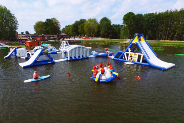 Un Aquapark avec Xtrem Tower Jump aux Lacs de l'Eau d'Heure